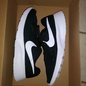 Women's Black Nike shoes